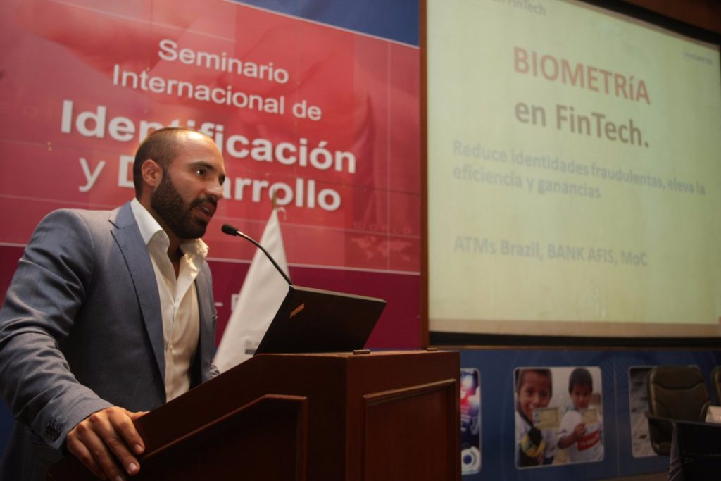 Oscar Flores presenting Biometria en FinTech Keynote